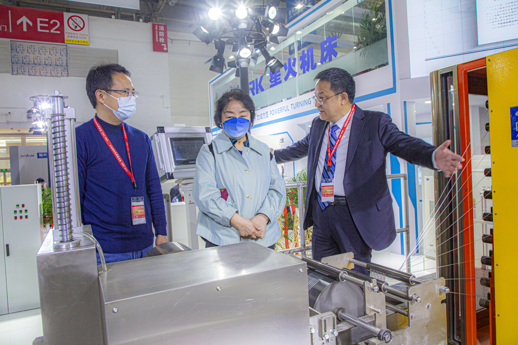 李冬茹光臨星火機床公司展臺參觀指導(dǎo) 李冬茹光臨星火機床公司展臺參觀指導(dǎo)